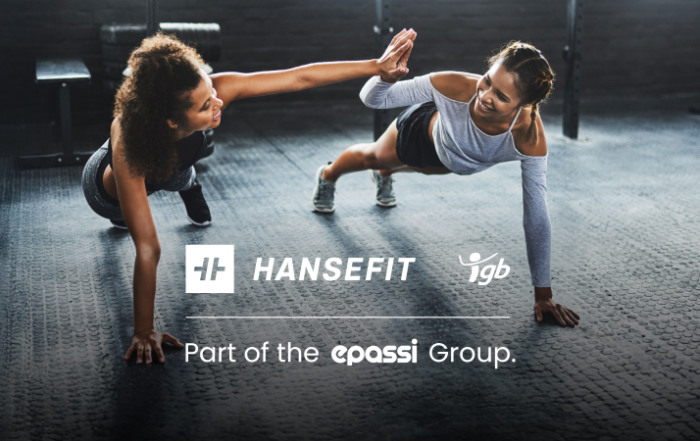 pressemitteilung-uebernahme-igb Zwei Frauen planken und geben sich dabei einen High Five, mit dem "Hansefit: Part of the Epassi Group" Logo im Vordergrund.