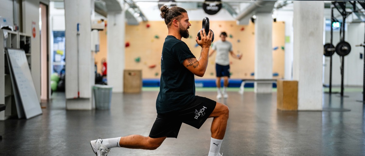 Ein Mann trainiert im PUNCH Fitness