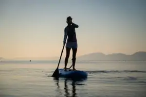 SUP Club Starnberg auf dem Wasser SUP Club Starnberg: Eine Person auf dem SUP auf dem Wasser