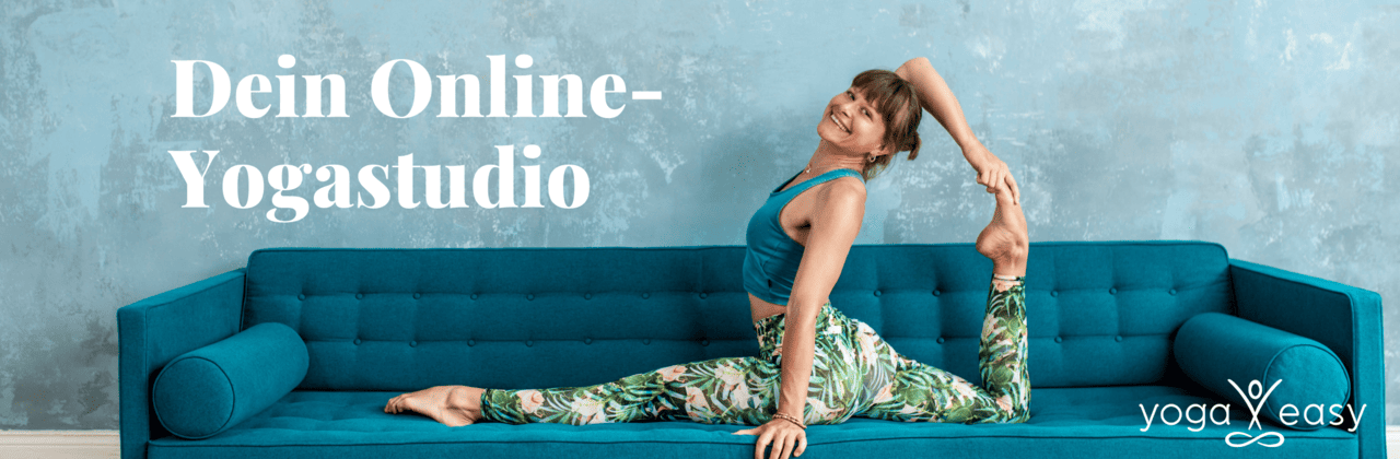 Bild einer Frau die eine Yogapose auf einem blauen Sofa ausführt mit dem Titel: "Dein Online-Yogastudio"