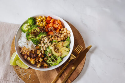 Eine Bowl mit viel Gemüse.