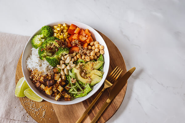 fitwork-ausgabe-1-thema3 Eine Bowl mit viel Gemüse.