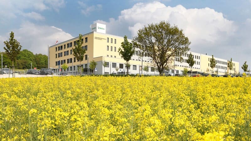 Die Anlage der Helios Klinik in mitten der Natur mit einer großen Wiese.