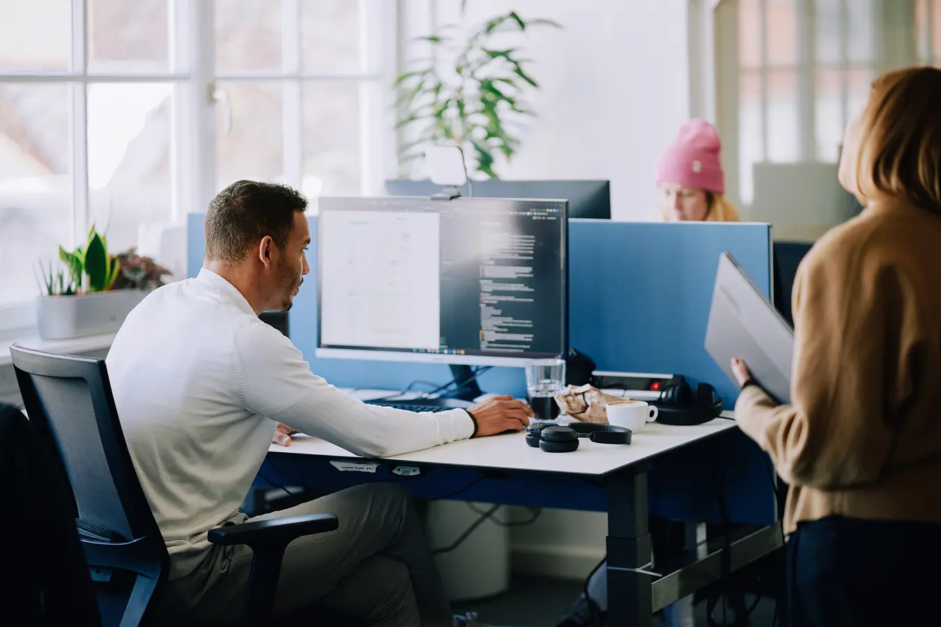 Ein Mann sitzt in einem Büro an seinem Schreibtisch.