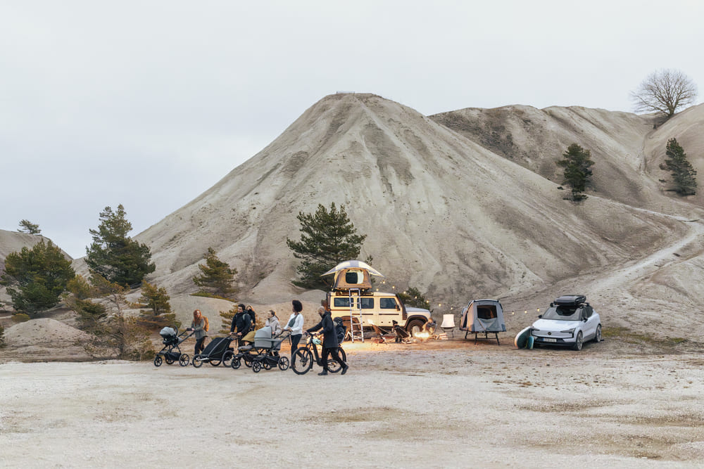 thule-erfolgsgeschichte-artikelbild1 In einer Berglandschaft sind Personen in der Natur unterwegs.