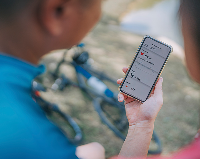 activity-rewards-bedingungen Eine Frau schaut auf ihr Handy.