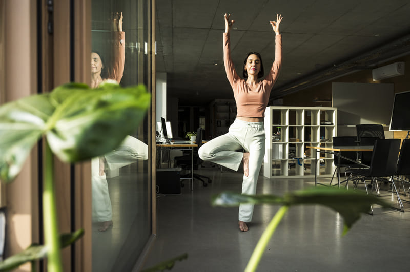 alltag-nuernberger-versicherung Eine Frau macht Yoga.
