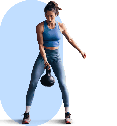 fitness-network-bubble Eine Frau hält einen Kettleball in der Hand.